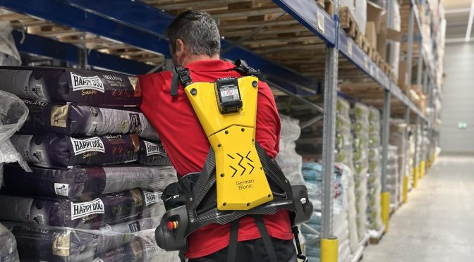 Logistikmitarbeiter der Andreas Schmid Group trägt Exoskelett bei der Arbeit